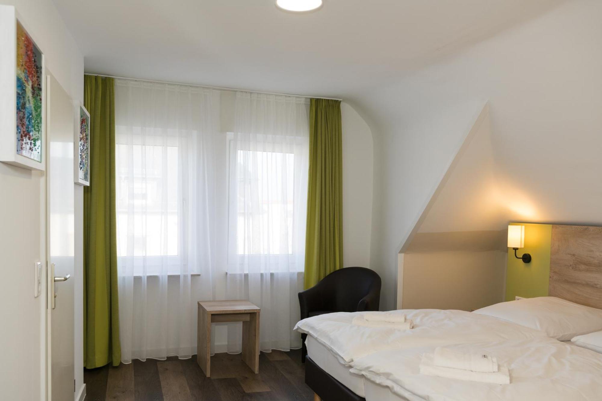 Roca Restaurant Und Hotel Bommersheim Extérieur photo
