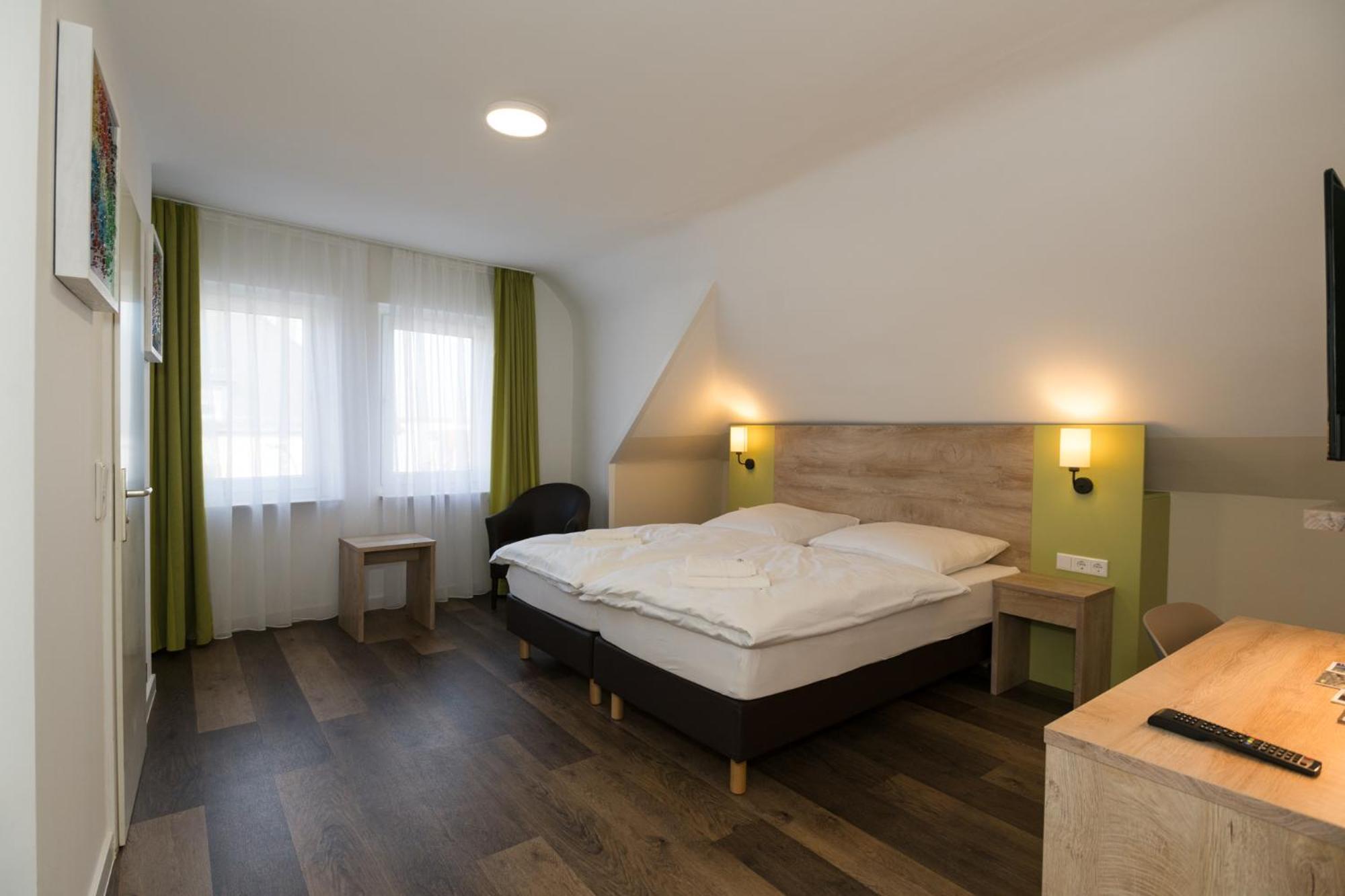 Roca Restaurant Und Hotel Bommersheim Extérieur photo