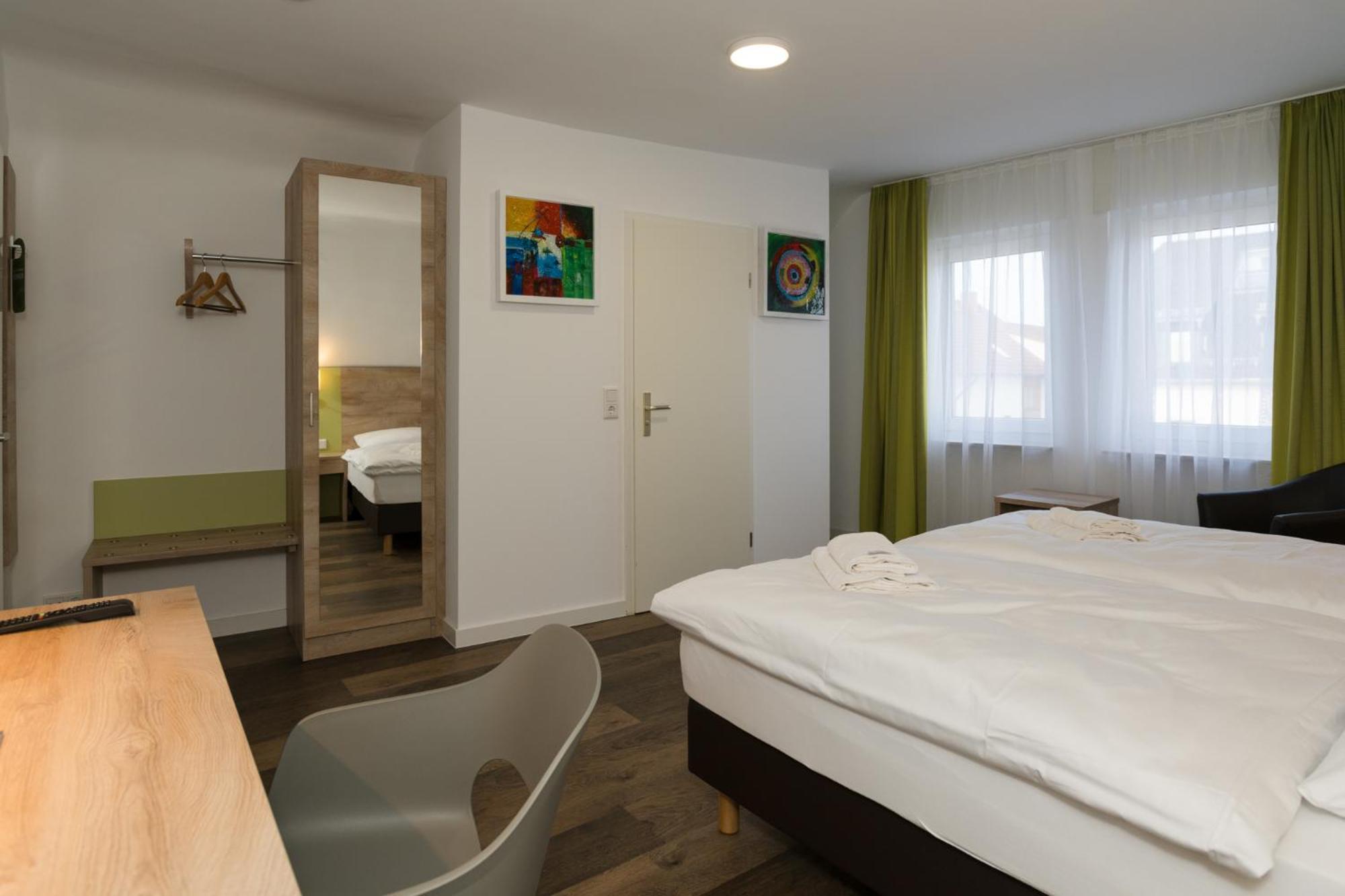 Roca Restaurant Und Hotel Bommersheim Extérieur photo